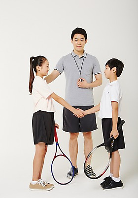 포토 JPG 스튜디오촬영 전신 여학생 여자 남자 남학생 청소년 악수 실내 서기 들기 20대 성인 앞모습 옆모습 10대 세명 운동복 운동 한국인 테니스 테니스라켓 감독 사교육 체육선생님 방과후 국내포토 직업 학생 옷 교육 뷰포인트 모션 건강 사람 동양인 손짓 청년 내부 구기 교사 라켓 체육 파일형식