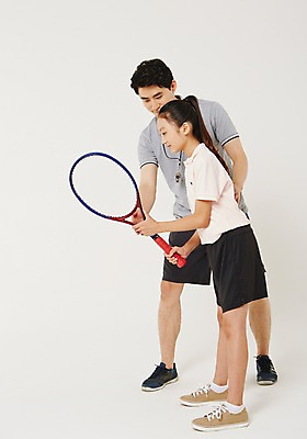 포토 JPG 스튜디오촬영 전신 여학생 여자 남자 실내 서기 20대 성인 두명 옆모습 10대 운동복 운동 한국인 테니스 테니스라켓 가르침 감독 사교육 체육선생님 성인만 방과후 국내포토 직업 학생 옷 교육 뷰포인트 모션 청소년 건강 사람 동양인 청년 내부 구기 교사 라켓 체육 파일형식