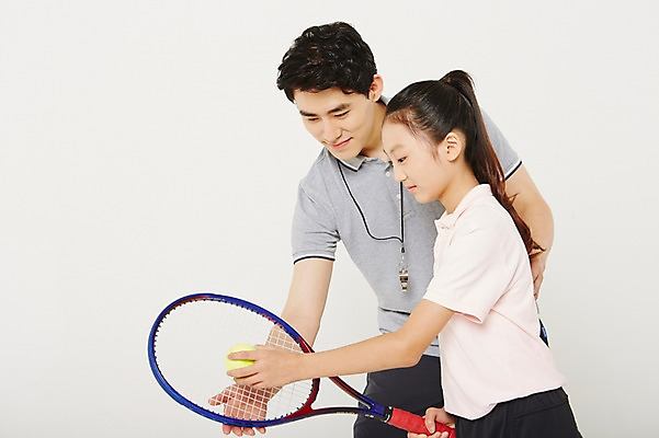 포토 JPG 스튜디오촬영 여학생 여자 남자 실내 서기 들기 상반신 20대 성인 두명 옆모습 10대 운동복 운동 한국인 테니스 테니스라켓 가르침 감독 테니스공 사교육 체육선생님 성인만 방과후 국내포토 직업 학생 옷 교육 뷰포인트 공 모션 청소년 건강 사람 동양인 청년 내부 구기 교사 라켓 테니스용품 체육 파일형식 스포츠용품 스포츠 인종 오브젝트