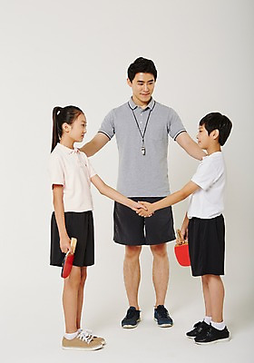 포토 JPG 스튜디오촬영 전신 여학생 여자 남자 남학생 청소년 악수 실내 서기 20대 성인 앞모습 옆모습 10대 세명 운동복 운동 마주보기 한국인 탁구채 감독 탁구 사교육 체육선생님 방과후 국내포토 직업 학생 옷 교육 뷰포인트 모션 건강 사람 동양인 손짓 청년 내부 구기 교사 라켓 탁구용품 체육 파일형식