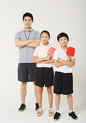 포토 JPG 스튜디오촬영 전신 여학생 여자 남자 남학생 청소년 실내 서기 들기 20대 성인 앞모습 10대 세명 운동복 운동 팔짱 한국인 탁구채 감독 탁구 사교육 체육선생님 방과후 국내포토 직업 학생 옷 교육 뷰포인트 모션 건강 사람 동양인 청년 내부 구기 교사 라켓 탁구용품 체육 파일형식