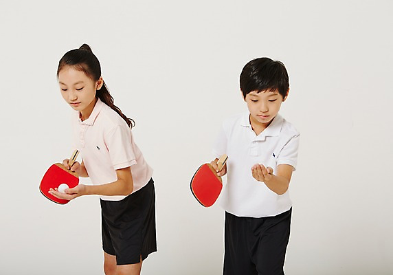 포토 JPG 스튜디오촬영 여학생 여자 남자 남학생 청소년 실내 서기 들기 상반신 두명 앞모습 10대 운동복 운동 한국인 탁구채 탁구 탁구공 사교육 십대만 성인만 방과후 국내포토 학생 옷 교육 뷰포인트 공 모션 건강 사람 동양인 내부 구기 라켓 탁구용품 파일형식