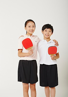 포토 JPG 스튜디오촬영 여학생 여자 남자 남학생 청소년 어깨동무 실내 서기 미소 들기 상반신 두명 앞모습 10대 운동복 운동 한국인 탁구채 탁구 사교육 십대만 성인만 방과후 국내포토 학생 옷 교육 뷰포인트 포즈 모션 표정 건강 사람 동양인 내부 구기 라켓 탁구용품 파일형식
