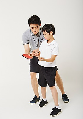 포토 JPG 스튜디오촬영 전신 남자 남학생 실내 서기 20대 성인 두명 옆모습 10대 운동복 운동 한국인 탁구채 가르침 감독 탁구 사교육 체육선생님 남자만 성인만 방과후 국내포토 직업 학생 옷 교육 뷰포인트 모션 청소년 건강 사람 동양인 청년 내부 구기 교사 라켓 탁구용품 체육 파일형식