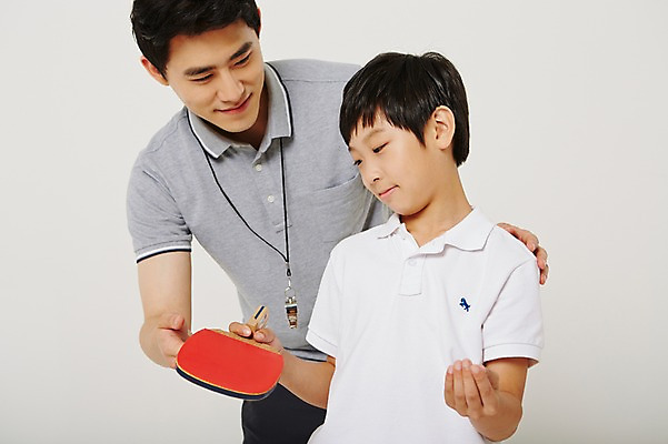 포토 JPG 스튜디오촬영 남자 남학생 실내 서기 상반신 20대 성인 두명 옆모습 10대 운동복 운동 한국인 탁구채 가르침 감독 탁구 사교육 체육선생님 남자만 성인만 방과후 국내포토 직업 학생 옷 교육 뷰포인트 모션 청소년 건강 사람 동양인 청년 내부 구기 교사 라켓 탁구용품 체육 파일형식