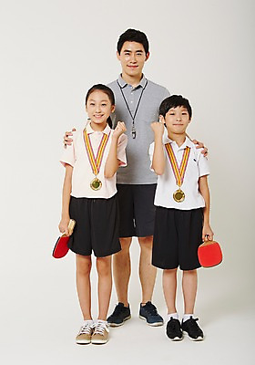 포토 JPG 스튜디오촬영 전신 여학생 여자 남자 남학생 청소년 실내 서기 20대 성인 앞모습 10대 세명 운동복 운동 파이팅 한국인 탁구채 감독 탁구 메달 사교육 체육선생님 방과후 국내포토 직업 학생 옷 교육 뷰포인트 모션 건강 사람 동양인 청년 내부 구기 교사 라켓 탁구용품 체육 상_상패 파일형식