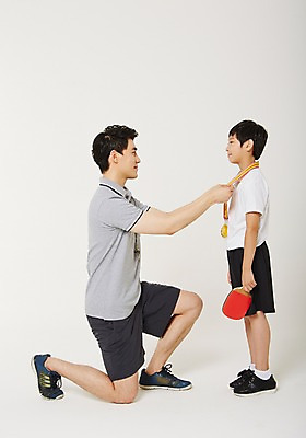 포토 JPG 스튜디오촬영 전신 남자 남학생 실내 서기 들기 앉기 20대 성인 두명 옆모습 10대 운동복 운동 한국인 감독 탁구 메달 사교육 체육선생님 남자만 성인만 방과후 국내포토 직업 학생 옷 교육 뷰포인트 모션 청소년 건강 사람 동양인 청년 내부 구기 교사 체육 상_상패 파일형식