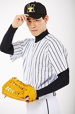 포토 JPG 스튜디오촬영 남자 실내 한명 서기 상반신 20대 성인 옆모습 운동 야구 한국인 야구선수 야구글러브 야구모자 투수 야구복 사교육 성인남자한명만 방과후 국내포토 모자_잡화 1 교육 뷰포인트 모션 운동선수 건강 사람 동양인 청년 내부 운동복 구기 야구용품 글러브 남자한명만 성인남자만 파일형식