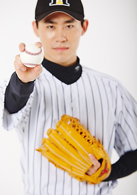 포토 JPG 스튜디오촬영 남자 실내 한명 서기 들기 상반신 20대 성인 앞모습 운동 야구 한국인 야구선수 잡기 야구글러브 야구공 투수 야구복 사교육 성인남자한명만 방과후 국내포토 1 교육 뷰포인트 공 모션 운동선수 건강 사람 동양인 청년 내부 운동복 구기 야구용품 글러브 남자한명만 성인남자만 파일형식