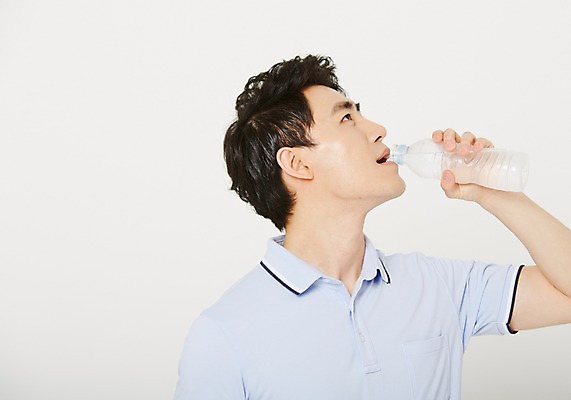 포토 JPG 스튜디오촬영 남자 휴식 실내 한명 서기 상반신 20대 성인 앞모습 운동복 운동 한국인 물마시기 사교육 체육선생님 성인남자한명만 방과후 국내포토 1 옷 교육 뷰포인트 컨셉 모션 건강 사람 동양인 청년 내부 교사 마시기 체육 남자한명만 성인남자만 파일형식