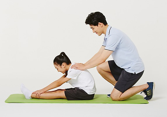 포토 JPG 스튜디오촬영 전신 여학생 여자 남자 청소년 실내 서기 앉기 20대 성인 두명 옆모습 10대 운동복 운동 스트레칭 한국인 사교육 체육선생님 성인만 방과후 국내포토 학생 옷 교육 뷰포인트 모션 건강 사람 동양인 청년 내부 교사 체육 파일형식