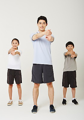 포토 JPG 스튜디오촬영 전신 여학생 여자 남자 남학생 청소년 실내 서기 20대 성인 앞모습 10대 세명 운동복 운동 스트레칭 한국인 사교육 체육선생님 방과후 국내포토 학생 옷 교육 뷰포인트 모션 건강 사람 동양인 청년 내부 교사 체육 파일형식