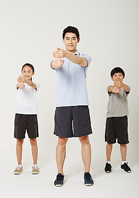 포토 JPG 스튜디오촬영 전신 여학생 여자 남자 남학생 청소년 실내 서기 20대 성인 앞모습 10대 세명 운동복 운동 스트레칭 한국인 사교육 체육선생님 방과후 국내포토 학생 옷 교육 뷰포인트 모션 건강 사람 동양인 청년 내부 교사 체육 파일형식