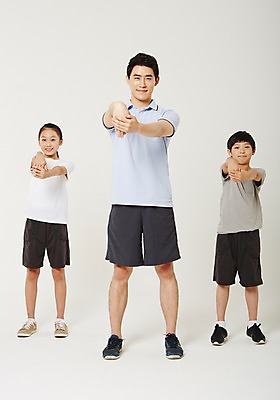 포토 JPG 스튜디오촬영 전신 여학생 여자 남자 남학생 청소년 실내 서기 20대 성인 앞모습 10대 세명 운동복 운동 스트레칭 한국인 사교육 체육선생님 방과후 국내포토 학생 옷 교육 뷰포인트 모션 건강 사람 동양인 청년 내부 교사 체육 파일형식