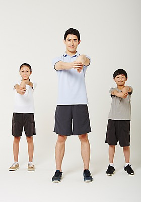 포토 JPG 스튜디오촬영 전신 여학생 여자 남자 남학생 청소년 실내 서기 20대 성인 앞모습 10대 세명 운동복 운동 스트레칭 한국인 사교육 체육선생님 방과후 국내포토 학생 옷 교육 뷰포인트 모션 건강 사람 동양인 청년 내부 교사 체육 파일형식