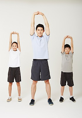 포토 JPG 스튜디오촬영 전신 여학생 여자 남자 남학생 청소년 실내 서기 20대 성인 앞모습 10대 세명 운동복 운동 스트레칭 한국인 사교육 체육선생님 방과후 국내포토 학생 옷 교육 뷰포인트 모션 건강 사람 동양인 청년 내부 교사 체육 파일형식