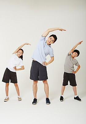 포토 JPG 스튜디오촬영 전신 여학생 여자 남자 남학생 청소년 실내 서기 20대 성인 앞모습 10대 세명 운동복 운동 스트레칭 한국인 사교육 체육선생님 방과후 국내포토 학생 옷 교육 뷰포인트 모션 건강 사람 동양인 청년 내부 교사 체육 파일형식