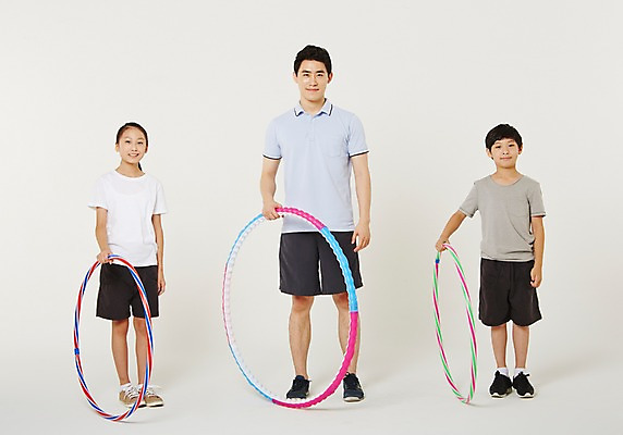 포토 JPG 스튜디오촬영 전신 여학생 여자 남자 남학생 청소년 실내 서기 들기 20대 성인 앞모습 10대 세명 운동복 운동 스트레칭 한국인 훌라후프 사교육 체육선생님 방과후 국내포토 학생 옷 교육 뷰포인트 모션 건강 사람 동양인 청년 내부 교사 체육 파일형식