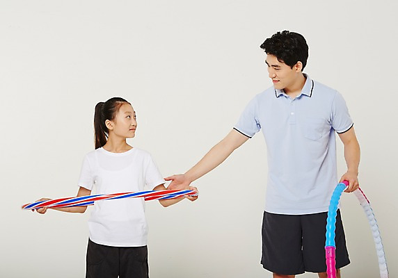 포토 JPG 스튜디오촬영 여학생 여자 남자 실내 서기 상반신 20대 성인 두명 앞모습 10대 운동복 운동 스트레칭 한국인 훌라후프 사교육 체육선생님 성인만 방과후 국내포토 학생 옷 교육 뷰포인트 모션 청소년 건강 사람 동양인 청년 내부 교사 체육 파일형식