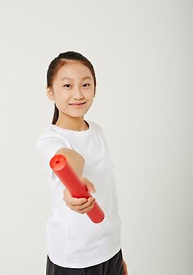 포토 JPG 스튜디오촬영 여학생 여자 청소년 실내 한명 서기 들기 상반신 앞모습 10대 달리기 운동 한국인 체육복 바톤터치 사교육 십대여자한명만 방과후 배턴 국내포토 1 학생 교육 스포츠용품 뷰포인트 모션 건강 사람 동양인 내부 운동복 체육 여자한명만 십대여자만 파일형식