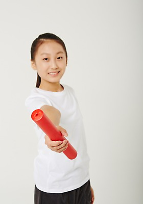 포토 JPG 스튜디오촬영 여학생 여자 청소년 실내 한명 서기 들기 상반신 앞모습 10대 달리기 운동 한국인 체육복 바톤터치 사교육 십대여자한명만 방과후 배턴 국내포토 1 학생 교육 스포츠용품 뷰포인트 모션 건강 사람 동양인 내부 운동복 체육 여자한명만 십대여자만 파일형식