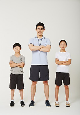 포토 JPG 스튜디오촬영 전신 여학생 여자 남자 남학생 청소년 실내 서기 20대 성인 앞모습 10대 세명 운동복 운동 팔짱 한국인 사교육 체육선생님 방과후 국내포토 학생 옷 교육 뷰포인트 모션 건강 사람 동양인 청년 내부 교사 체육 파일형식