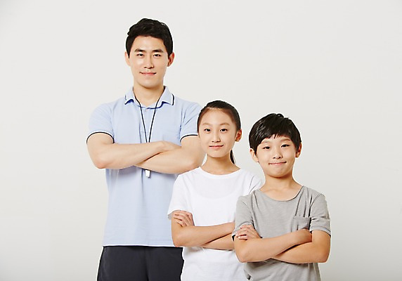 포토 JPG 스튜디오촬영 여학생 여자 남자 남학생 청소년 실내 서기 상반신 20대 성인 앞모습 10대 세명 운동복 운동 팔짱 한국인 사교육 체육선생님 방과후 국내포토 학생 옷 교육 뷰포인트 모션 건강 사람 동양인 청년 내부 교사 체육 파일형식