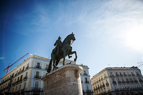 포토 JPG 주간 해외풍경 계절 유럽 여행 하늘 풍경 사람없음 야외 건물 여름 동상 스페인 기중기 마드리드 솔광장 국내포토 자연요소 해외 건축물 나라 조형물 중장비 광장 기념물 파일형식