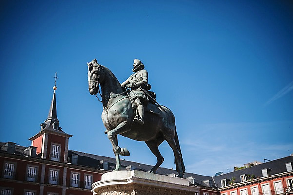 포토 JPG 주간 해외풍경 계절 유럽 여행 하늘 풍경 사람없음 야외 건물 여름 동상 스페인 마드리드 마요르광장 국내포토 자연요소 해외 건축물 나라 조형물 광장 기념물 파일형식