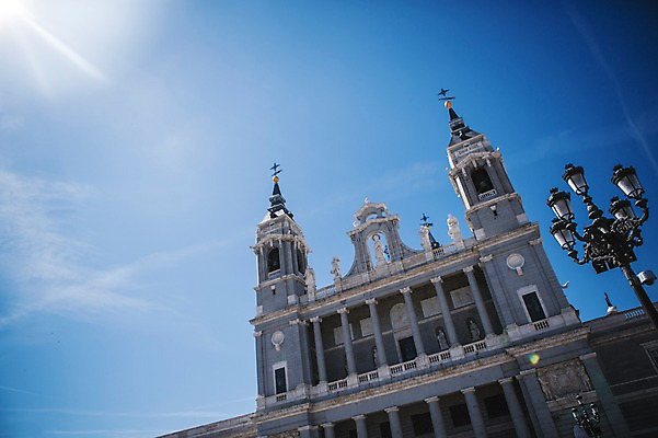 포토 JPG 주간 해외풍경 계절 유럽 여행 가로등 하늘 풍경 사람없음 야외 건물 여름 궁전 스페인 마드리드 국내포토 자연요소 해외 건축물 공공시설 나라 고건축 파일형식