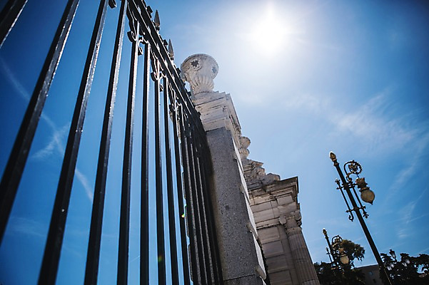 포토 JPG 주간 해외풍경 계절 유럽 여행 가로등 하늘 풍경 사람없음 야외 건물 여름 울타리 스페인 마드리드 국내포토 자연요소 해외 건축물 공공시설 나라 담장 파일형식