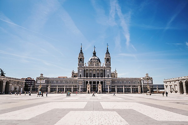포토 JPG 주간 해외풍경 계절 유럽 여행 하늘 풍경 여러명 야외 건물 여름 여행객 궁전 보행자 스페인 광장 마드리드 국내포토 자연요소 해외 건축물 나라 다수 고건축 사람 파일형식