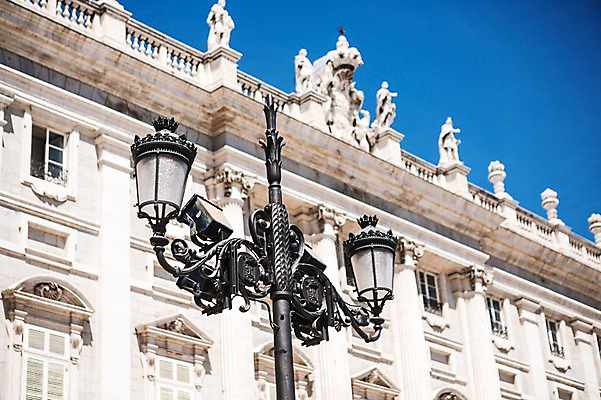 포토 JPG 주간 해외풍경 계절 유럽 여행 가로등 하늘 풍경 사람없음 야외 건물 여름 스페인 마드리드 국내포토 자연요소 해외 건축물 공공시설 나라 파일형식