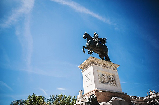 포토 JPG 주간 해외풍경 계절 유럽 여행 하늘 풍경 사람없음 야외 건물 여름 동상 스페인 마드리드 국내포토 자연요소 해외 건축물 나라 조형물 기념물 파일형식