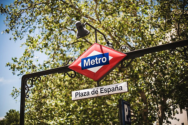 포토 JPG 주간 나무 해외풍경 계절 유럽 여행 거리 풍경 사람없음 야외 여름 표지판 스페인 전철역 마드리드 국내포토 자연요소 식물 해외 나라 알림판 역 파일형식