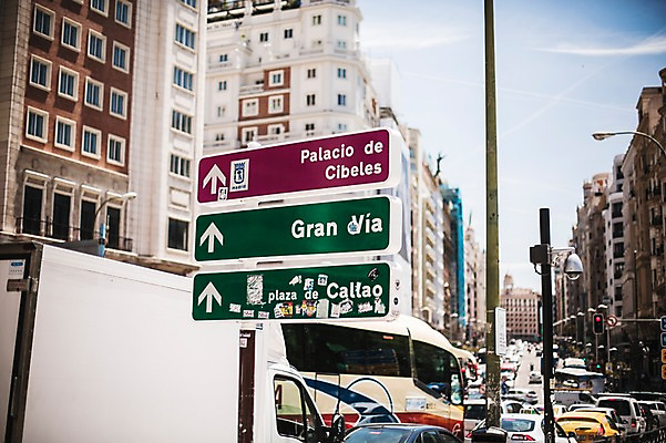 포토 JPG 주간 해외풍경 계절 유럽 도로 여행 자동차 거리 풍경 사람없음 야외 여름 표지판 스페인 러시아워 마드리드 국내포토 자연요소 해외 나라 길 육상교통 교통 교통시설 알림판 파일형식