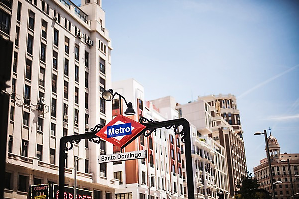 포토 JPG 주간 해외풍경 계절 유럽 도로 여행 거리 풍경 사람없음 야외 건물 여름 표지판 스페인 전철역 마드리드 국내포토 자연요소 해외 건축물 나라 길 교통시설 알림판 역 파일형식
