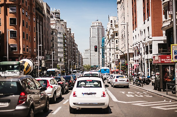 포토 JPG 주간 해외풍경 계절 유럽 도로 여행 자동차 거리 풍경 사람없음 야외 건물 여름 스페인 신호등 러시아워 마드리드 국내포토 자연요소 해외 건축물 나라 길 육상교통 교통 교통시설 파일형식