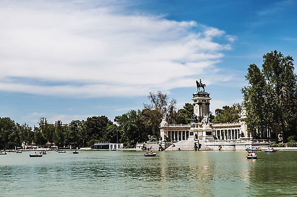 포토 자연요소 식물 해외 계절 공공시설 유럽 나라 다수 배_교통 사람 풍경 조형물 기념물 파일형식 보트 여러명 여행객 나무 공원 동상 호수 사람없음 주간 야외 해외풍경 스페인 JPG 여름 여행 마드리드 국내포토