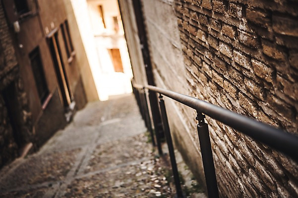 포토 JPG 주간 해외풍경 계절 유럽 여행 난간 풍경 사람없음 야외 건물 여름 스페인 골목길 톨레도 국내포토 자연요소 해외 건축물 나라 길 파일형식