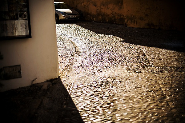 포토 JPG 주간 해외풍경 계절 유럽 여행 자동차 바닥 풍경 사람없음 야외 건물 여름 스페인 돌길 론다 안달루시아 국내포토 자연요소 해외 건축물 나라 길 육상교통 파일형식