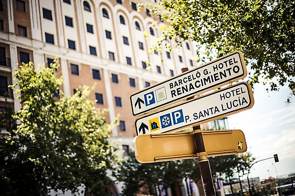 포토 JPG 주간 나무 해외풍경 계절 유럽 여행 거리 풍경 사람없음 야외 건물 여름 표지판 스페인 안달루시아 세비아 국내포토 자연요소 식물 해외 건축물 나라 알림판 파일형식