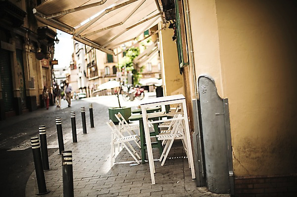 포토 JPG 주간 해외풍경 계절 유럽 여행 의자 탁자 풍경 사람없음 야외 건물 여름 카페 스페인 골목길 안달루시아 세비아 국내포토 자연요소 해외 건축물 나라 길 가구 상점 파일형식