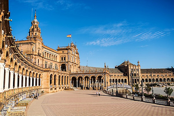 포토 JPG 주간 해외풍경 건축물 계절 유럽 여행 풍경 여러명 야외 여름 보행자 스페인 스페인국기 안달루시아 세비아 스페인광장 국내포토 자연요소 해외 건축 나라 다수 사람 국기 광장 파일형식