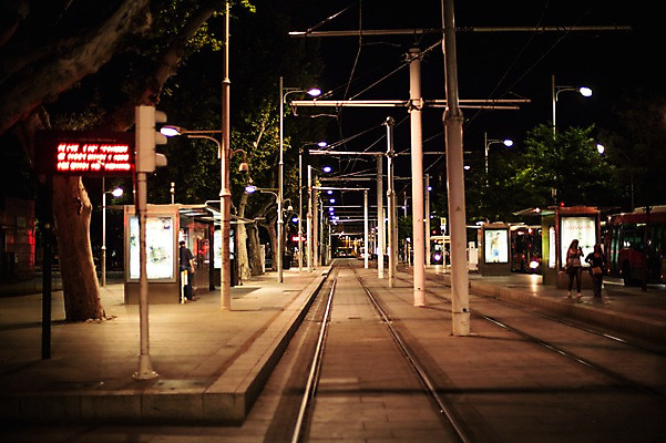포토 JPG 해외풍경 계절 유럽 도로 여행 야경 거리 사람없음 야외 여름 스페인 신호등 안달루시아 트램 세비아 국내포토 해외 나라 길 교통수단 교통시설 풍경 야간 파일형식 풍경_경치