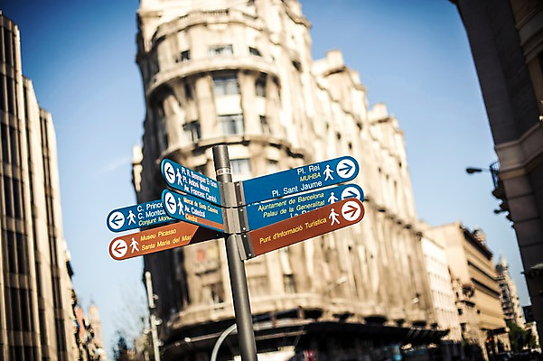 포토 JPG 주간 해외풍경 계절 유럽 여행 풍경 사람없음 야외 건물 아웃포커스 여름 표지판 스페인 바르셀로나 카탈루냐 국내포토 자연요소 해외 건축물 나라 알림판 촬영기법 파일형식