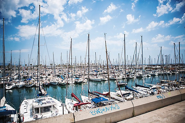 포토 자연요소 해외 계절 유럽 나라 바다 배_교통 교통시설 풍경 스페인 바르셀로나 파일형식 사람없음 주간 야외 해외풍경 JPG 여름 여행 카탈루냐 하늘 정박 요트 지중해 항구 국내포토