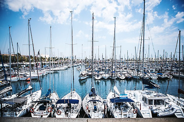 포토 JPG 주간 해외풍경 계절 유럽 바다 여행 요트 하늘 풍경 사람없음 야외 여름 항구 스페인 지중해 정박 바르셀로나 카탈루냐 국내포토 자연요소 해외 나라 배_교통 교통시설 파일형식