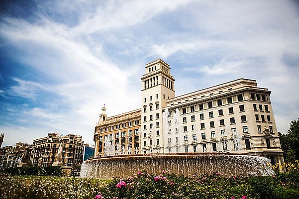 포토 자연요소 해외 건축물 계절 유럽 나라 풍경 스페인 바르셀로나 파일형식 여름_계절 분수대 건물 광장 사람없음 주간 야외 해외풍경 JPG 여름 여행 카탈루냐 여름풍경 국내포토