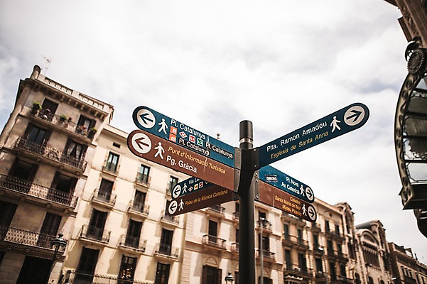 포토 JPG 주간 해외풍경 계절 유럽 여행 거리 풍경 사람없음 야외 건물 여름 여름풍경 표지판 스페인 바르셀로나 카탈루냐 국내포토 자연요소 해외 건축물 나라 알림판 파일형식 여름_계절